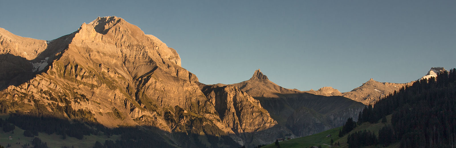 Sommerliche Berglandschaft rund um das Chalet Arnika in Adelboden