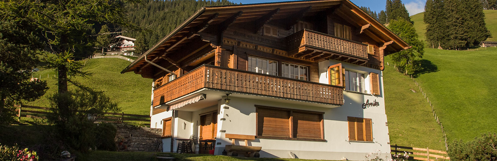Sommerimpressionen Adelboden – blühende Alpwiesen beim Chalet Arnika